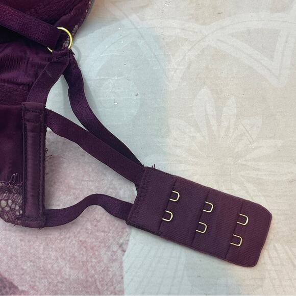 Victoria's Secret Bombshell Plunge Bra 32C - Picture 12 of 13